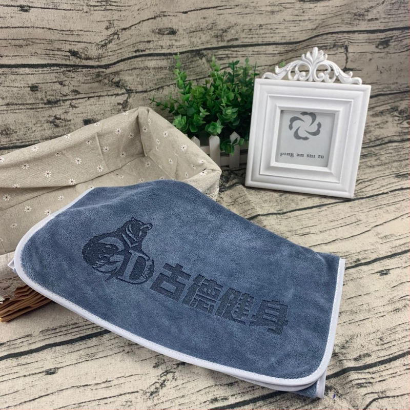 Sportski ručnik od mikrovlakana, 400 g, apsorpcija 11–15 s, moguć otisak logotipa, šavni završetak