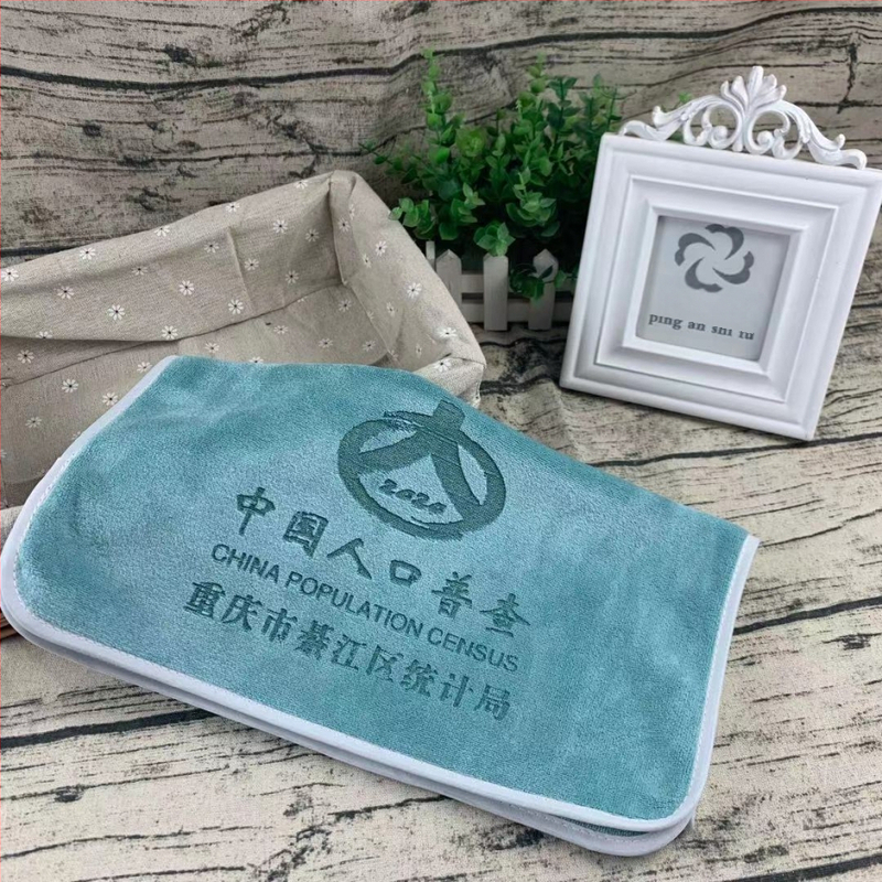 Sportski ručnik od mikrovlakana, 400 g, apsorpcija 11–15 s, moguć otisak logotipa, šavni završetak