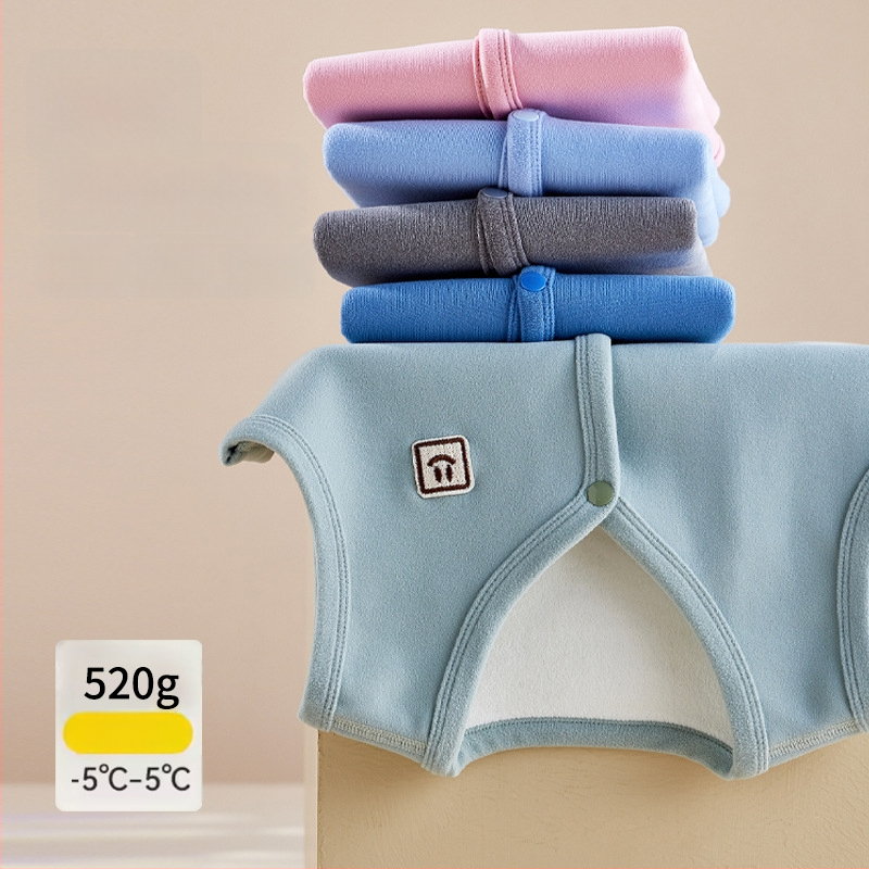 Bērnu ziemas veste ar biezāku flīsa odere, pogu slēgšana vienas rindas, poliestera odere un pildījums, vienkrāsains raksts, akadēmijas kardigāna stils