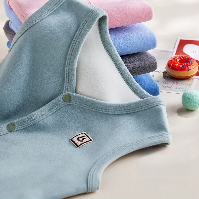 Bērnu ziemas veste ar biezāku flīsa odere, pogu slēgšana vienas rindas, poliestera odere un pildījums, vienkrāsains raksts, akadēmijas kardigāna stils