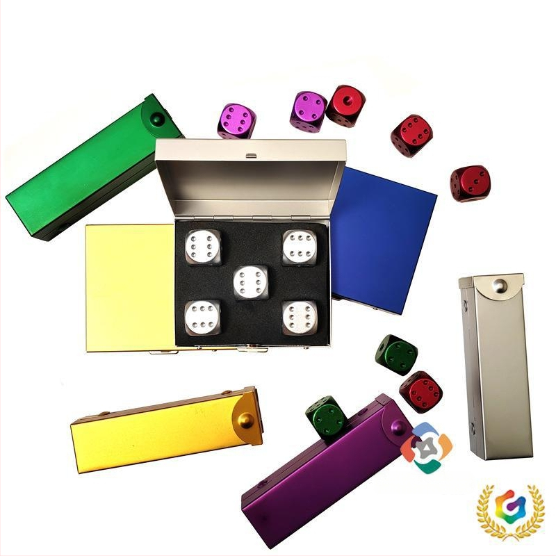 Ζάρια από κράμα αλουμινίου, στρογγυλεμένες γωνίες, εξάπλευρη μορφή; δυνατότητα εξατομίκευσης; κατάλληλα για σκάκι και παιχνίδια με φύλλα.