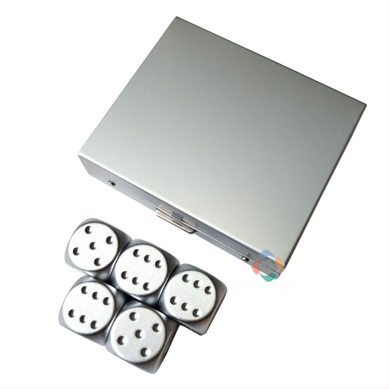 Ζάρια από κράμα αλουμινίου, στρογγυλεμένες γωνίες, εξάπλευρη μορφή; δυνατότητα εξατομίκευσης; κατάλληλα για σκάκι και παιχνίδια με φύλλα.