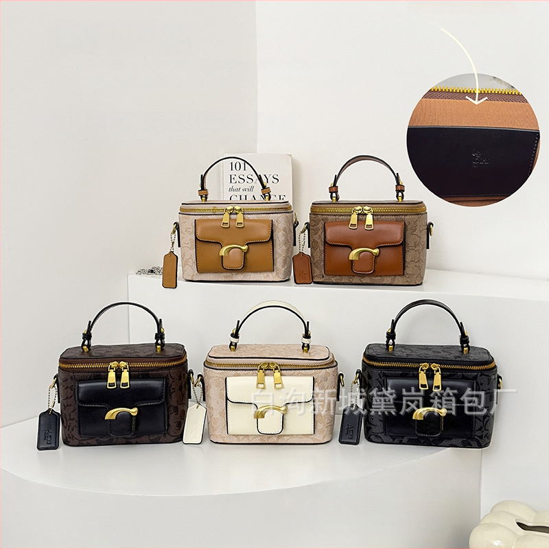 Moteriška pečių rankinė street fashion stiliumi iš PU odos, horizontalus kvadratinio formos, užtrauktukas, laminuotas vidinis skyrius