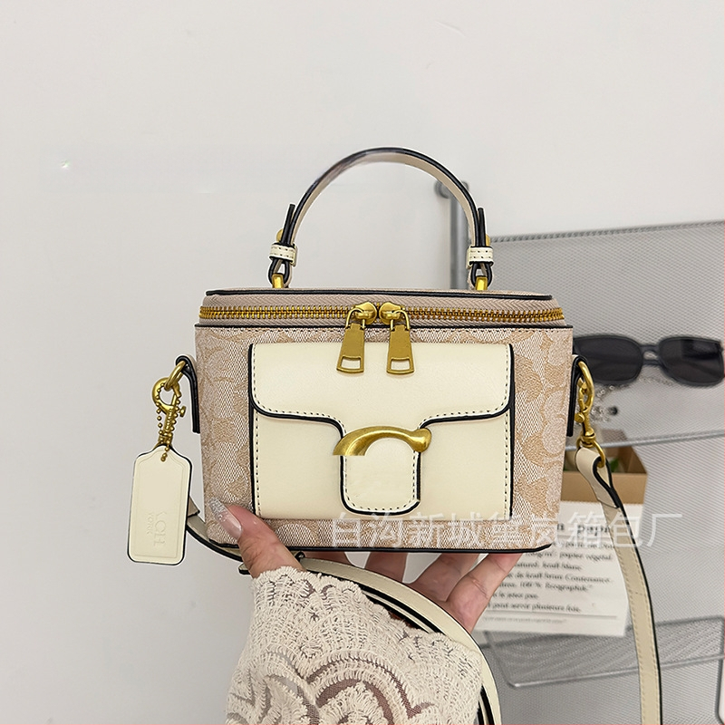 Moteriška pečių rankinė street fashion stiliumi iš PU odos, horizontalus kvadratinio formos, užtrauktukas, laminuotas vidinis skyrius