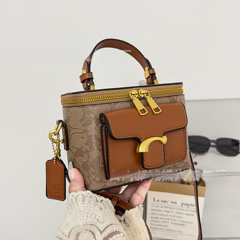 Moteriška pečių rankinė street fashion stiliumi iš PU odos, horizontalus kvadratinio formos, užtrauktukas, laminuotas vidinis skyrius