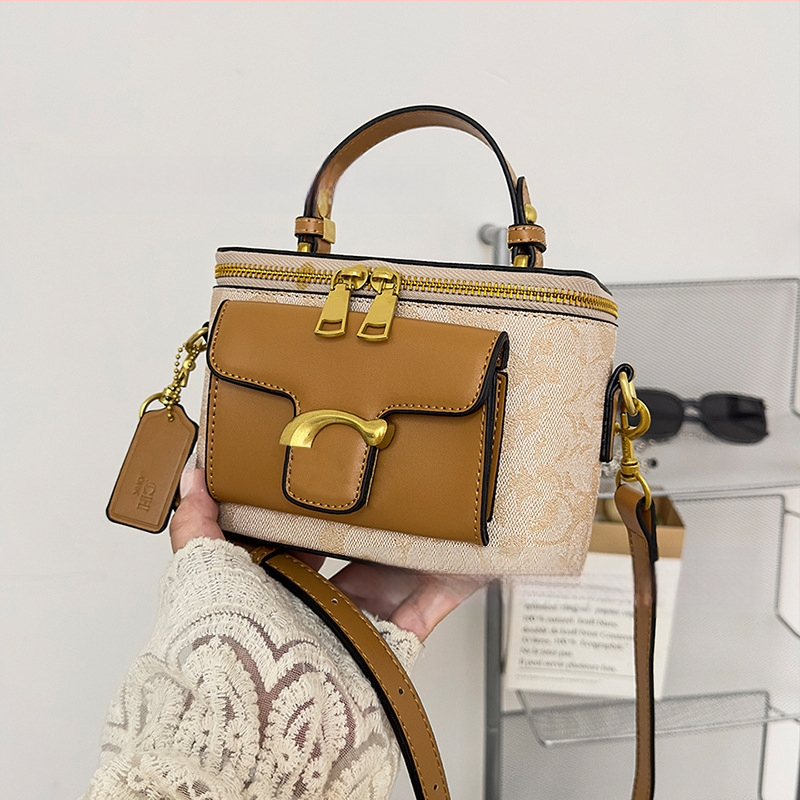 Moteriška pečių rankinė street fashion stiliumi iš PU odos, horizontalus kvadratinio formos, užtrauktukas, laminuotas vidinis skyrius