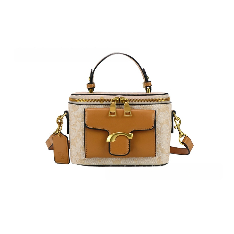 Moteriška pečių rankinė street fashion stiliumi iš PU odos, horizontalus kvadratinio formos, užtrauktukas, laminuotas vidinis skyrius