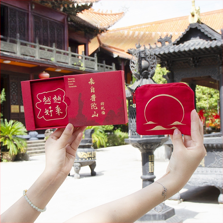 Putuo Mountain érme- és illatos zsák – Brokát, Modern művészet stílus, Félkézi és félgépi kivitelezés, Ajándék születésnapra vagy utazásra