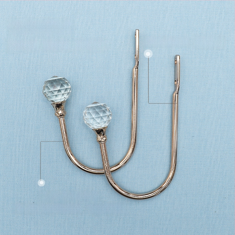 Aizkaru āķis no metāla sakausējuma ar kristāla akcentiem, moderns vienkāršs dizains, sienas montāža.