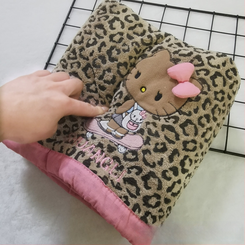 Leopard uzorak, karikaturalni koralni plišani set za kupanje — upija, ne ostavlja vlakna; uključuje kupaonski ručnik, suknju za kupanje, kapu za kupanje i ogrtač