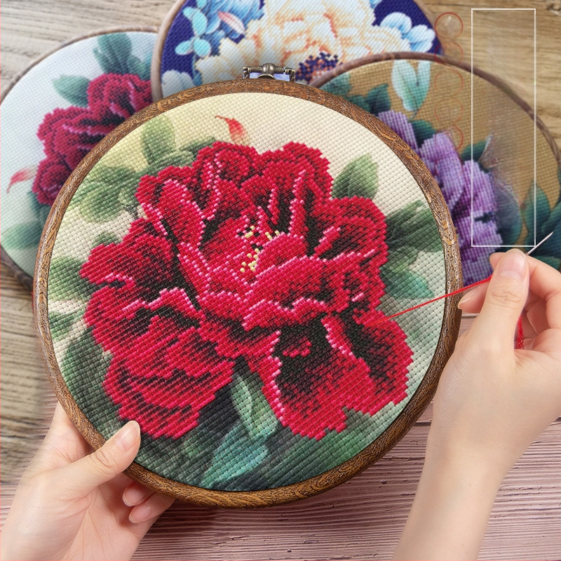 Бродерия с кръстчета – мотив пион, ръчна бродерия с конци, античен стил, дневна декорация