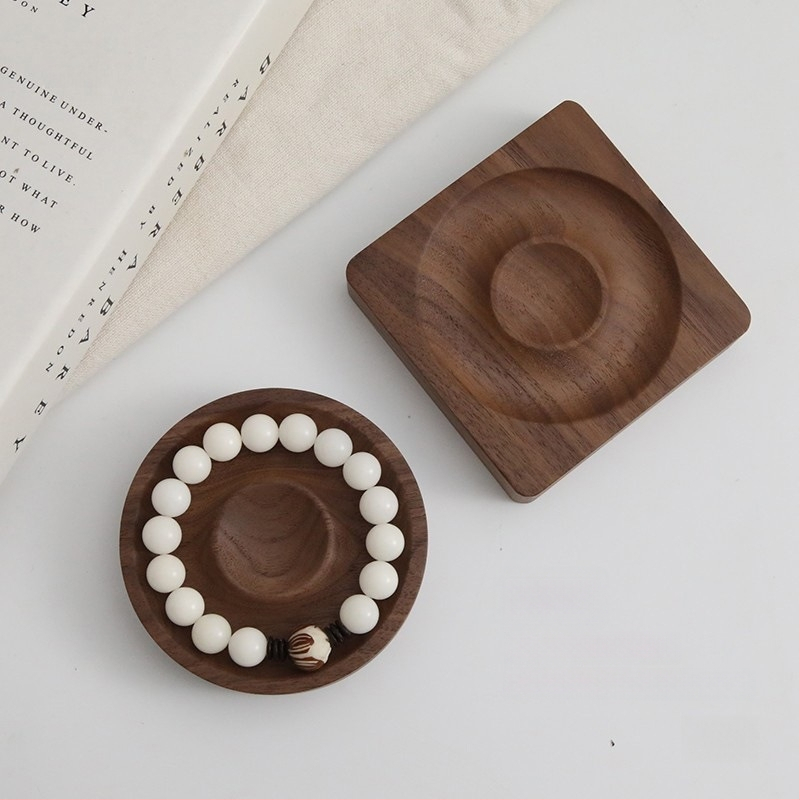 Karkötő kiállító állvány – masszívfa konstrukció, kétszintű, művészi stílus