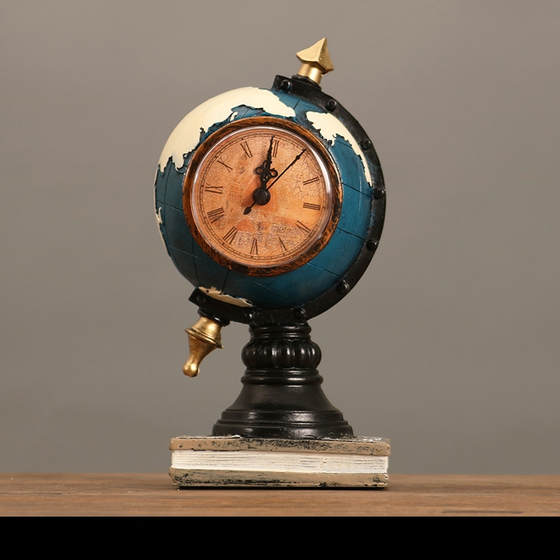 Nudažytas dervos globus – retro stiliaus interjero dekoras gyvenamajam kambariui