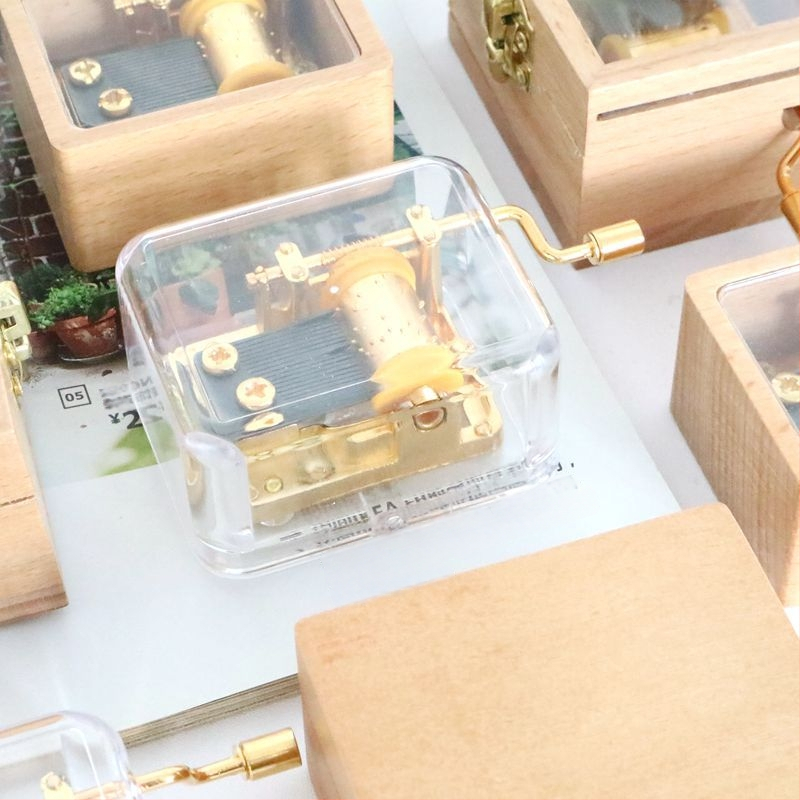 Koka roku darbs mūzikas lāde ar caurspīdīgu mehānismu; logotipa drukāšana pieejama; ideāli piemērots dzimšanas dienām, izlaidumam un ceļojumu suvenīriem.