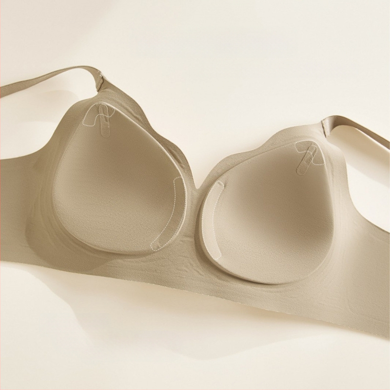 Σουτιέν χωρίς σύρμα, χωρίς ραφές, με 3/4 κάλυμμα, λεπτά μορφοποιημένα cups, σταθερές τιράντες, πίσω κούμπωμα με τρεις σειρές αγκιστριών
