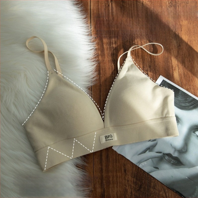 Bezšuvju push-up krūštis ar trijstūra kupi, elpojošs neilons, plānas veidotas kupas, fiksēti dubultie siksnas, aizmugurē trīs rindu aizdare, franču stils