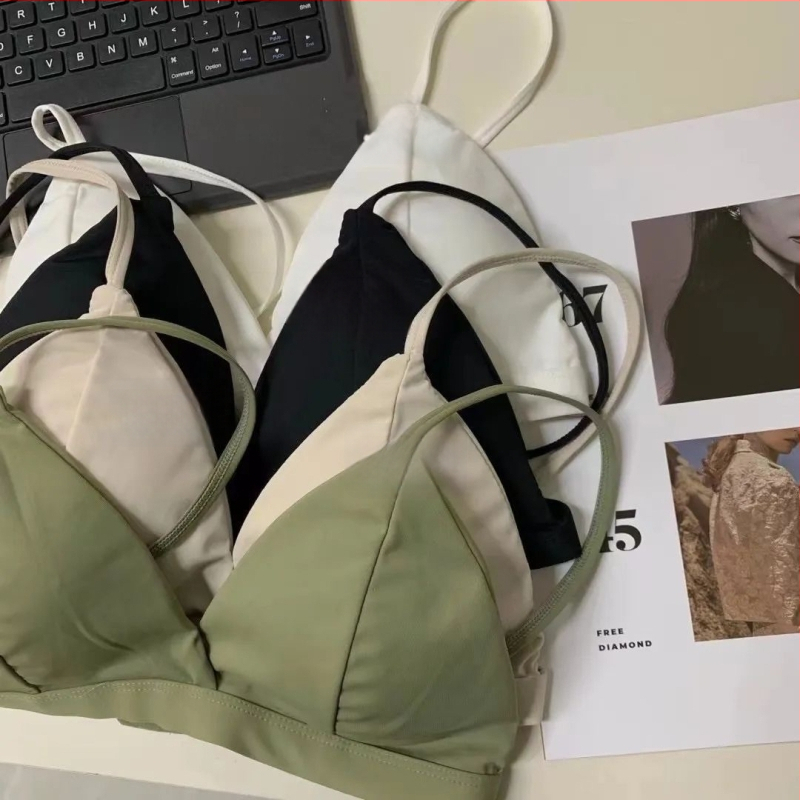 Neilona krūšturis ar trijstūra kausiem, bez metāla, muguras aizdare vienā rindā, fiksētas dubultās siksnas.