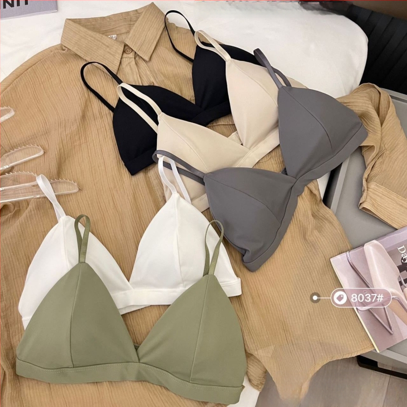 Neilona krūšturis ar trijstūra kausiem, bez metāla, muguras aizdare vienā rindā, fiksētas dubultās siksnas.