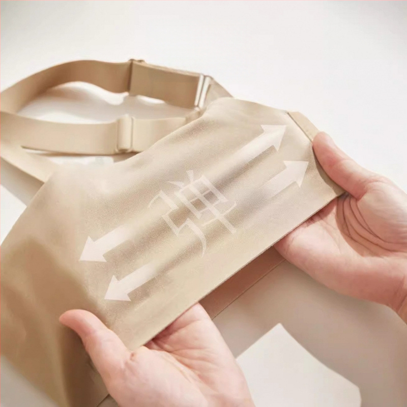 Láthatatlan, varrás nélküli melltartó, teljes kosár, vékony formázott pohárból készült párna, fő anyag nylon, bélésmodal, acélkeret nélkül, hátul négy sor kampó-zár