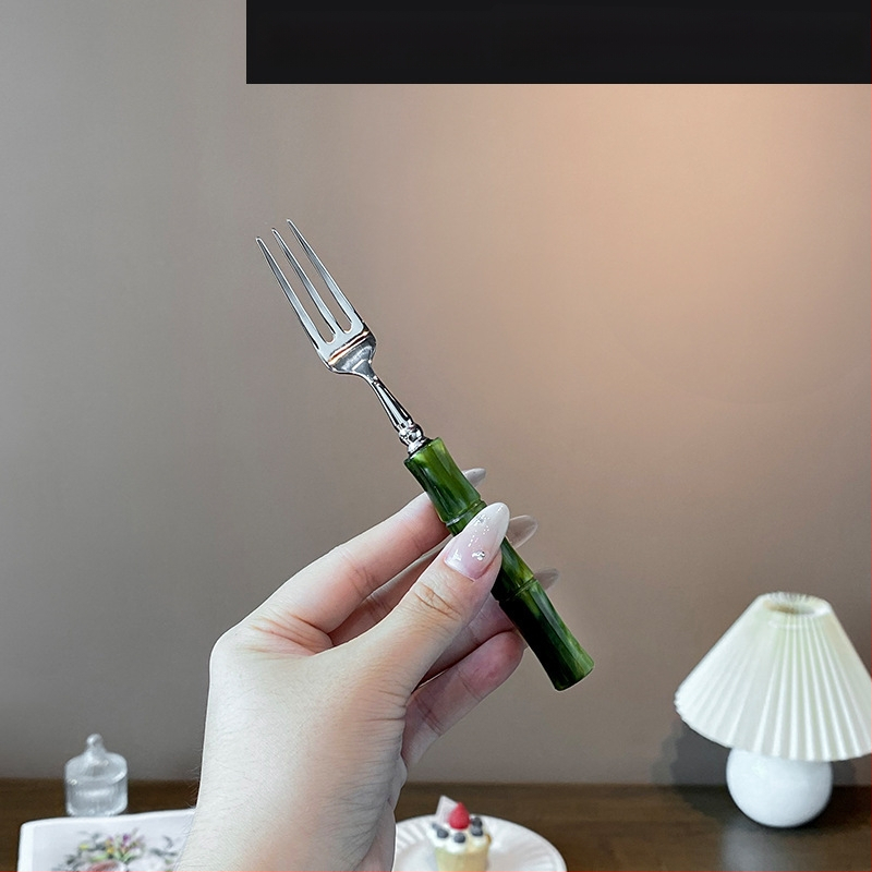 Σετ μαχαιροπίρουνων με ακρυλική λαβή από ανοξείδωτο χάλυβα 304, με μπαμπού σύνδεσμο, φινίρισμα καθρέφτη