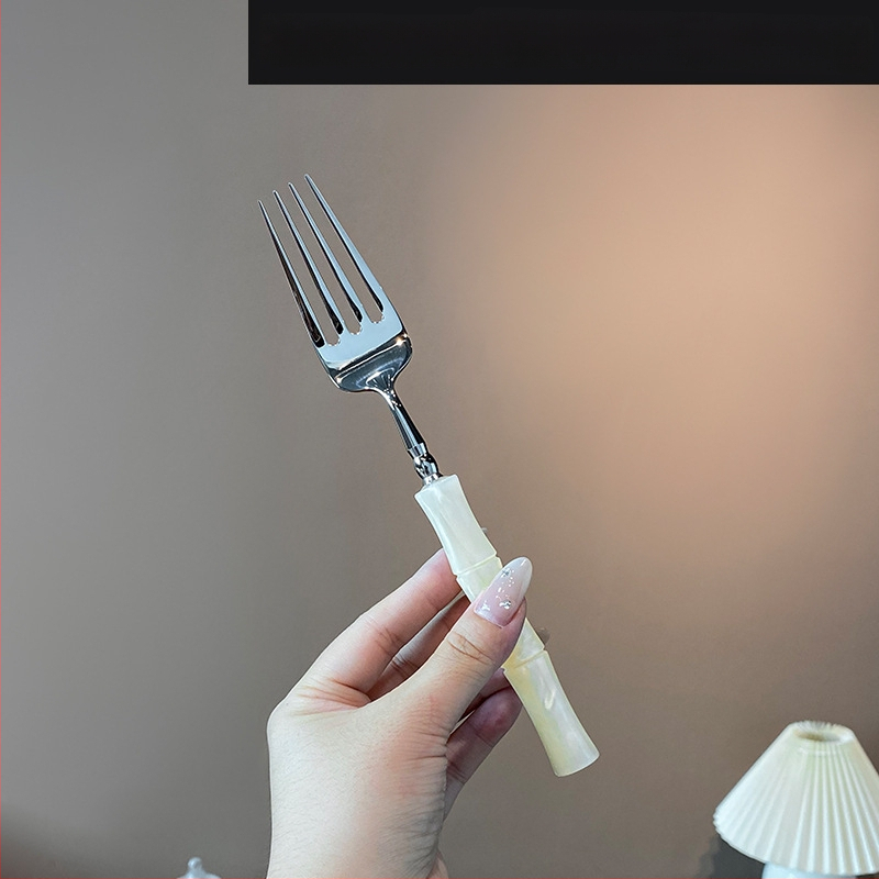 Σετ μαχαιροπίρουνων με ακρυλική λαβή από ανοξείδωτο χάλυβα 304, με μπαμπού σύνδεσμο, φινίρισμα καθρέφτη