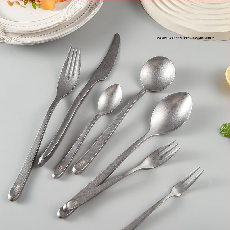 Σετ μαχαιροπίρουνα από ανοξείδωτο χάλυβα 304, vintage μοτίβο νιφάδων χιονιού – περιλαμβάνει μαχαίρι για μπριζόλα, πιρούνες, κουτάλια, κουτάλι καφέ, κουτάλι επιδορπίου και σερβιριστικό κουτάλι