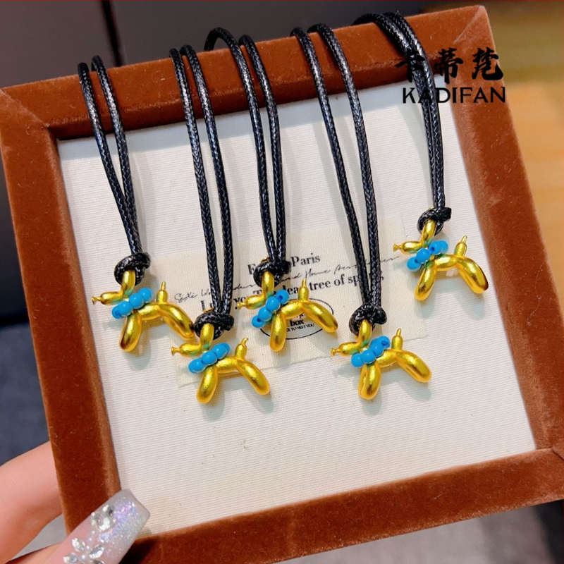 Misiņa kaklarota ar balona suņa kulonu, U formas dzīvnieka kulons, dabīgais stils, svaigs un salds, pavasaris 2025