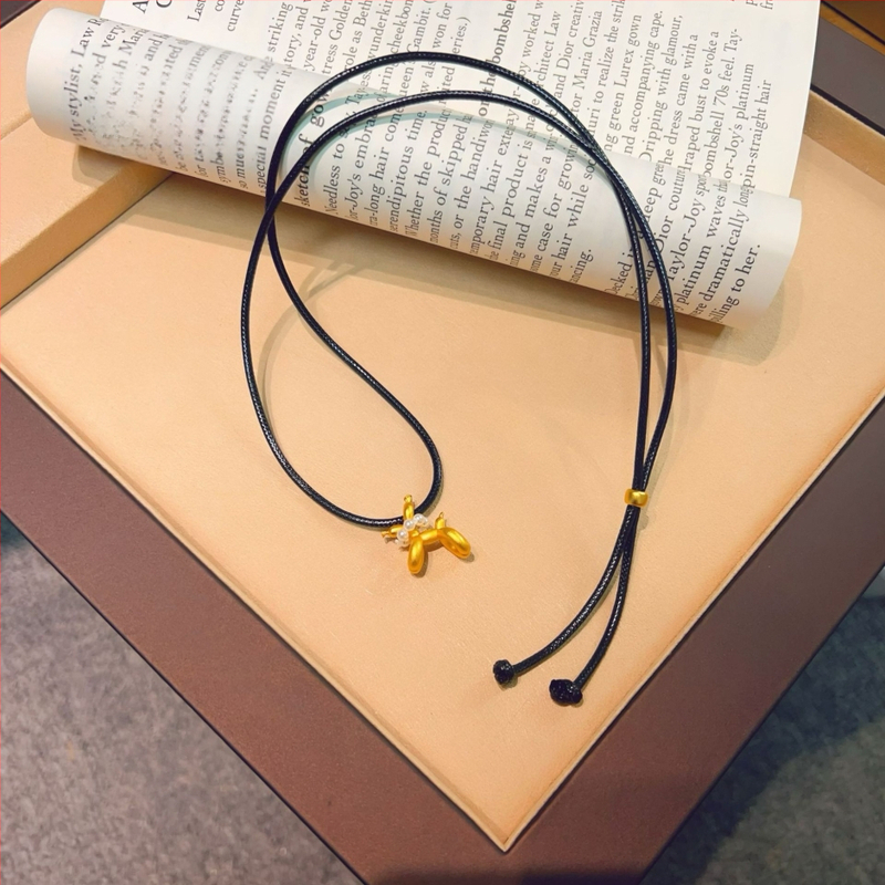 Misiņa kaklarota ar balona suņa kulonu, U formas dzīvnieka kulons, dabīgais stils, svaigs un salds, pavasaris 2025