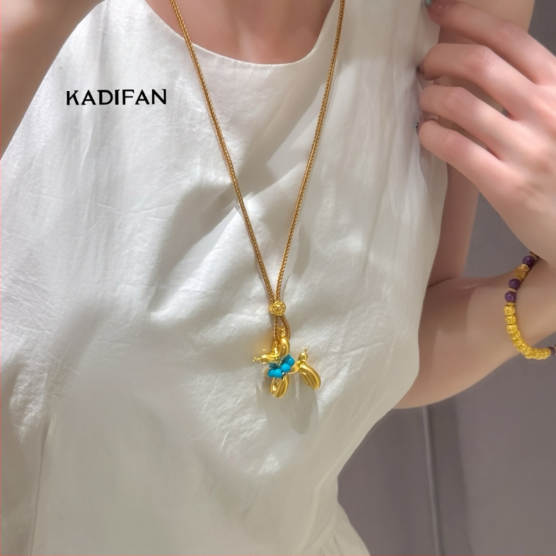 Misiņa kaklarota ar balona suņa kulonu, U formas dzīvnieka kulons, dabīgais stils, svaigs un salds, pavasaris 2025