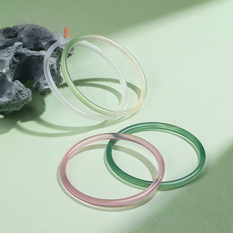 Гривна от халцедон, естествен камък, полирана повърхност, кръгла форма, висящи орнаменти