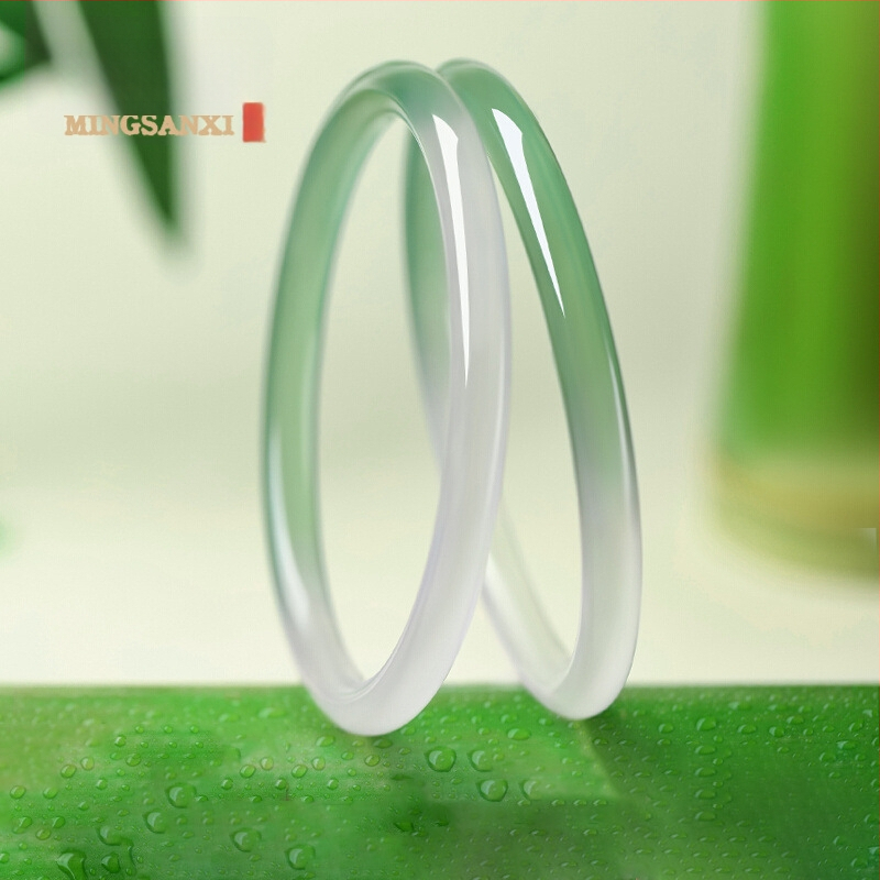 Гривна от халцедон, естествен камък, полирана повърхност, кръгла форма, висящи орнаменти