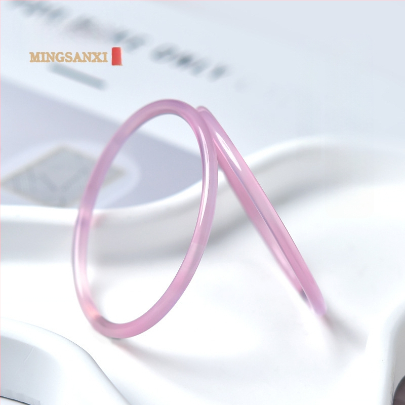 Гривна от халцедон, естествен камък, полирана повърхност, кръгла форма, висящи орнаменти