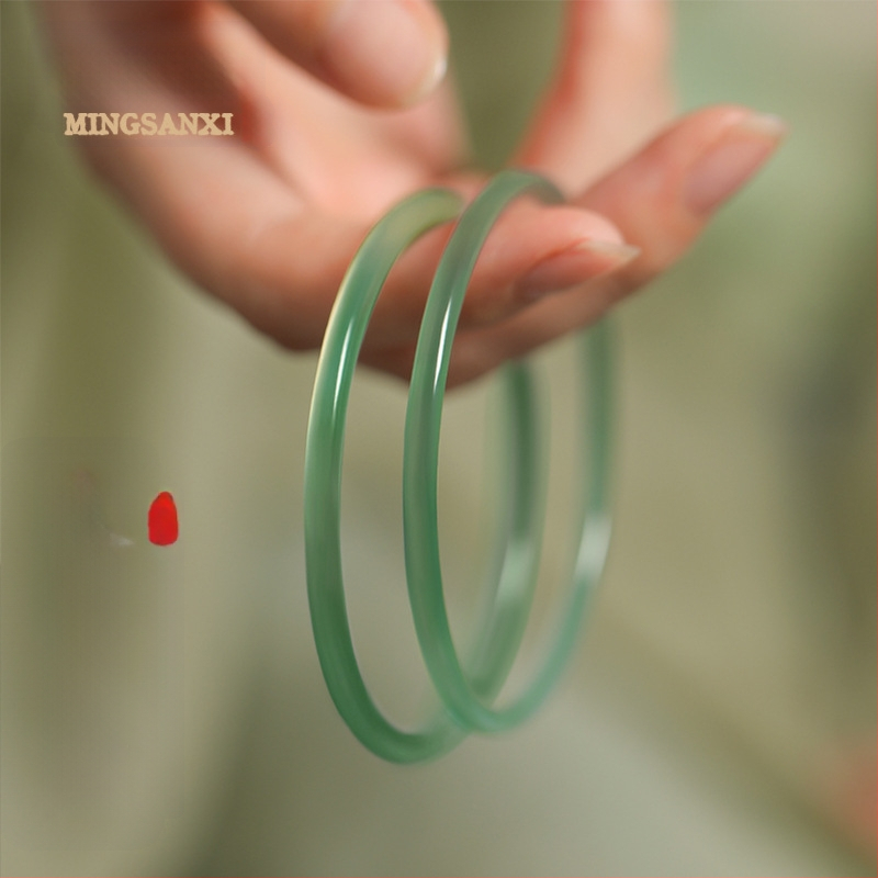 Гривна от халцедон, естествен камък, полирана повърхност, кръгла форма, висящи орнаменти