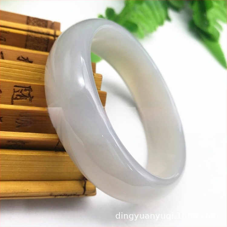 Achát karkötő, természetes anyag, kör alakú forma, csiszolás és polírozás.