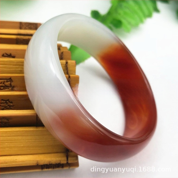 Achát karkötő, természetes anyag, kör alakú forma, csiszolás és polírozás.