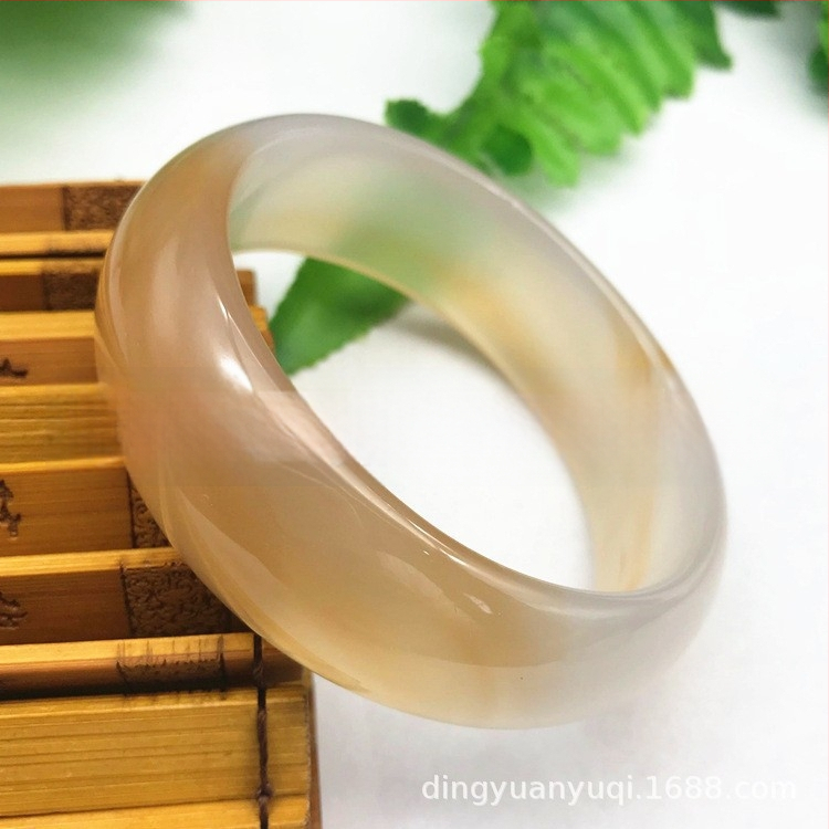 Achát karkötő, természetes anyag, kör alakú forma, csiszolás és polírozás.