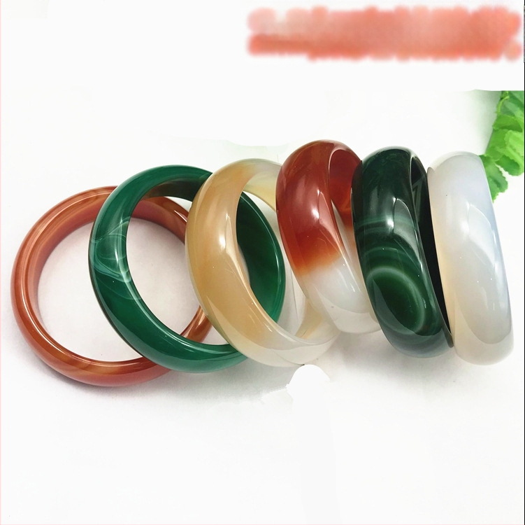 Achát karkötő, természetes anyag, kör alakú forma, csiszolás és polírozás.