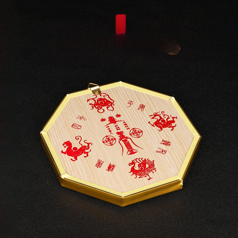 Bagua Tai Či karājas kulons ar tīģa galvu - Materiāls: koks un alumīnija plāksne; Kategorija: Bagua; Reliģija: taoisms; Neto svars: 0,14 kg; Zīmols: Jinlun Craftsmanship