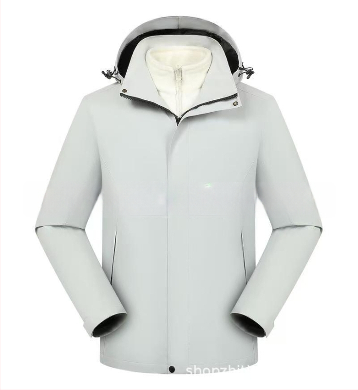 Trys viename striukė su nuimamamu gobtuvu ir logotipo spauda, poliesterio audinys, stovinti apykaklė, užtrauktukas, laisvas kirpimas