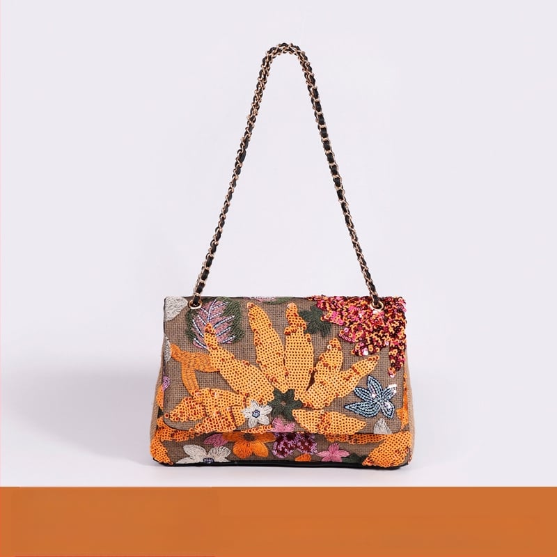 Pečių rankinė siuvinėjimu ir karoliukais, medvilnės ir lino audinys, horizontali stačiakampio siluet, vidinė užtrauktuko kišenė