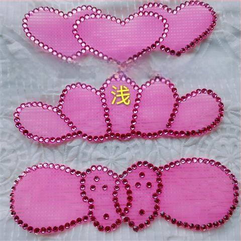 Galvas rotai ar sudraba matu patchu bangām, punktveidīgs burvīgs dizains, pavasaris 2025