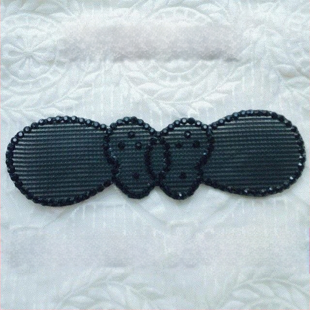 Galvas rotai ar sudraba matu patchu bangām, punktveidīgs burvīgs dizains, pavasaris 2025