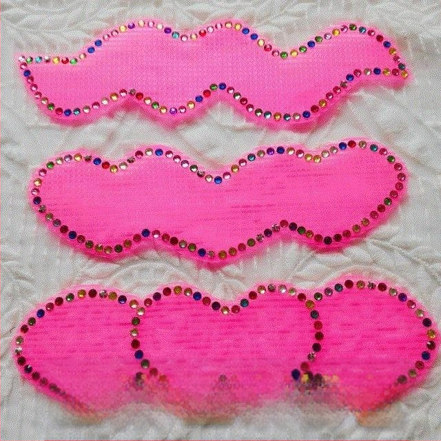 Galvas rotai ar sudraba matu patchu bangām, punktveidīgs burvīgs dizains, pavasaris 2025