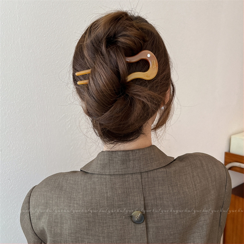 U-kujuline juuksekamm äädikhappega naistele — vintage stiil, kevad 2024 (Materjal: äädikhape; Stiil: vintage, naised; Vorm: U-kujuline)