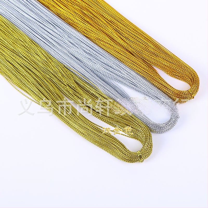 Metalinė siūlė, 8 gijų pluoštas, apvali, poliesteris, skirta pakabinamoms etiketėms ir dovanų įvyniojimui, blizganti