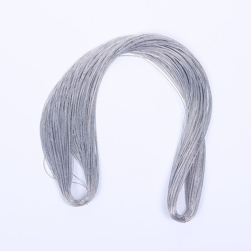 Metalinė siūlė, 8 gijų pluoštas, apvali, poliesteris, skirta pakabinamoms etiketėms ir dovanų įvyniojimui, blizganti