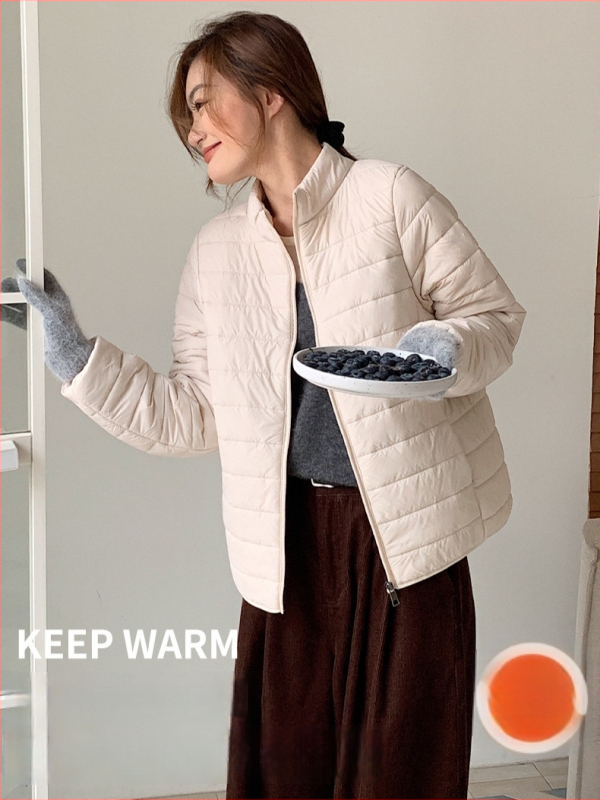 Ashmi vilnos užpildyta nailoninė striukė su stovinčia apykakle, užtrauktuku, geometriniu raštu, ilgos rankovės