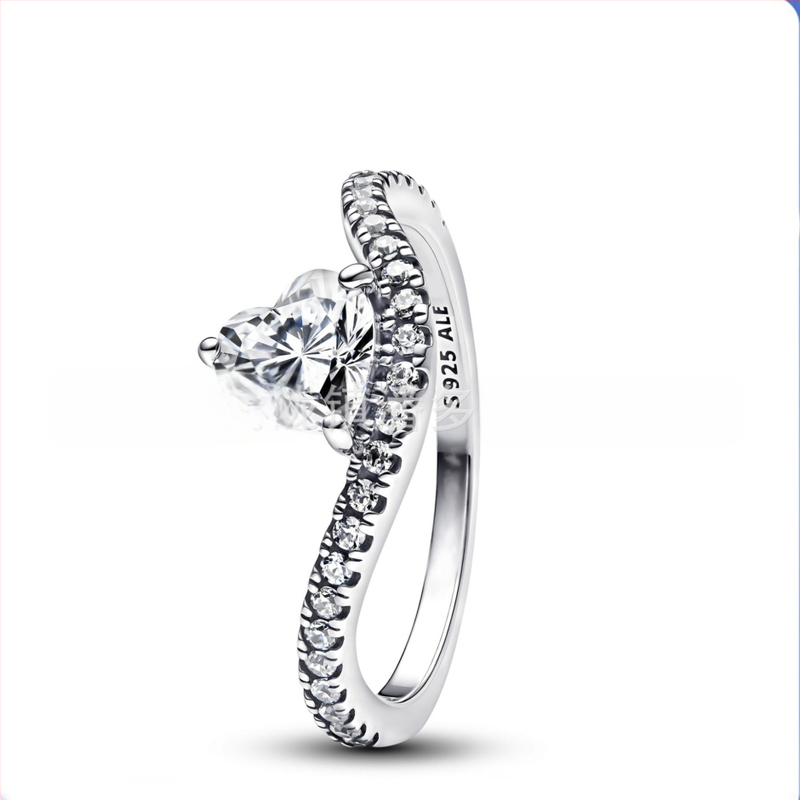 Gredzens ar persiku zieda, sirds un tauriņa motīviem — minimālistisks dizains, vara sakausējums ar sudraba pārklājumu (Tips: Gredzens; Materiāls: Vara sakausējums; Pārklājums: Sudraba pārklājums; Stils: Minimalist; Motīvi: persiku zieds, sirds, tauriņš)