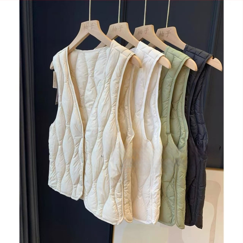 Sieviešu pūkveisela, 81–85% pūka saturs, poliester audums, V kakls, vienkāršs aizdare