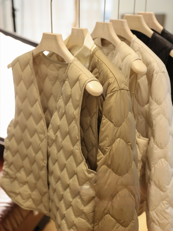 Női down kabát gyémántvarrással – könnyű nylon külső, fehér kacsa toll 86–90%, laza szabás, V-nyak, ujj nélküli, belső bélés nem levehető